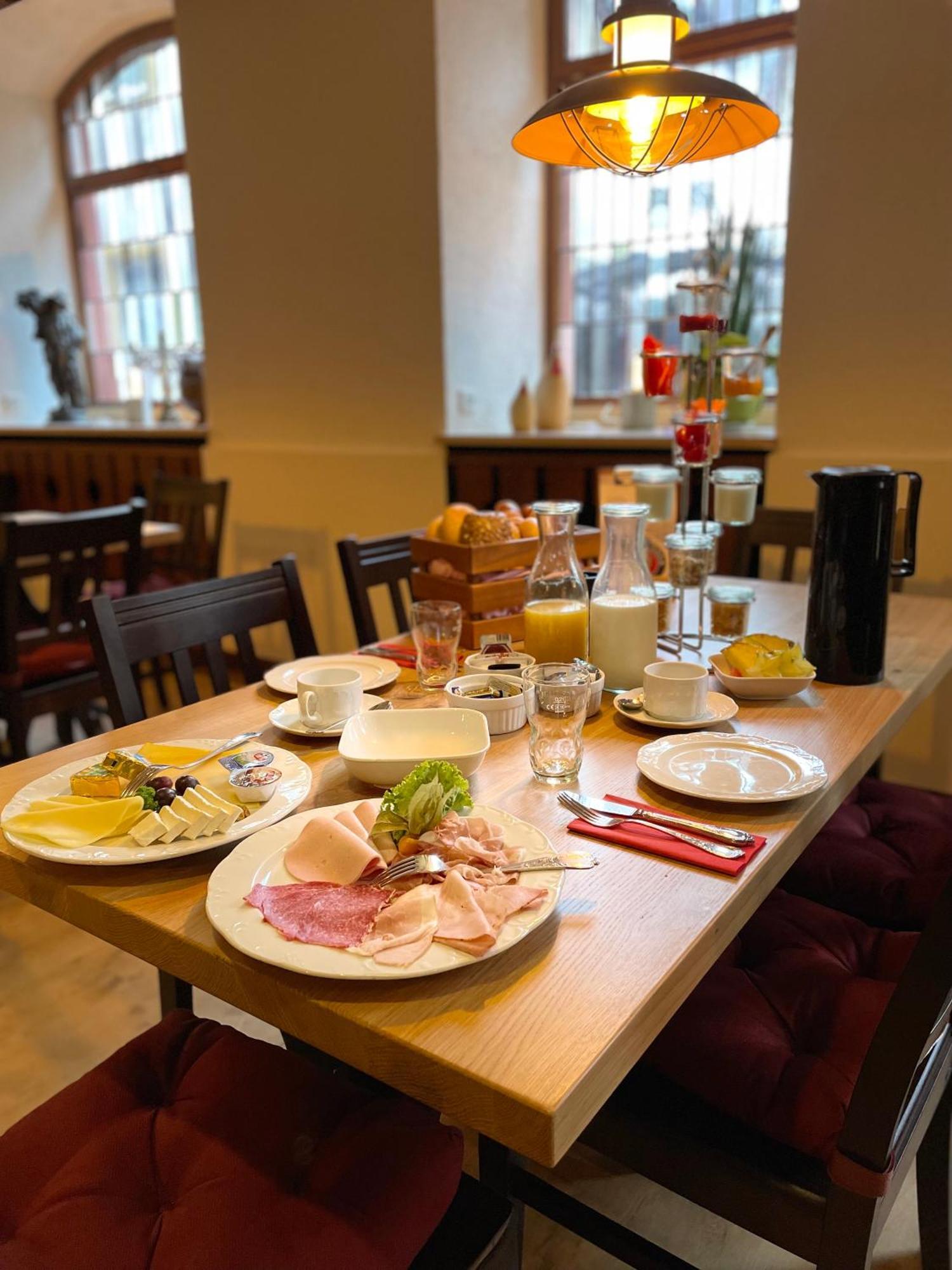 Ratskeller Hotel & Restaurant Krov Ngoại thất bức ảnh