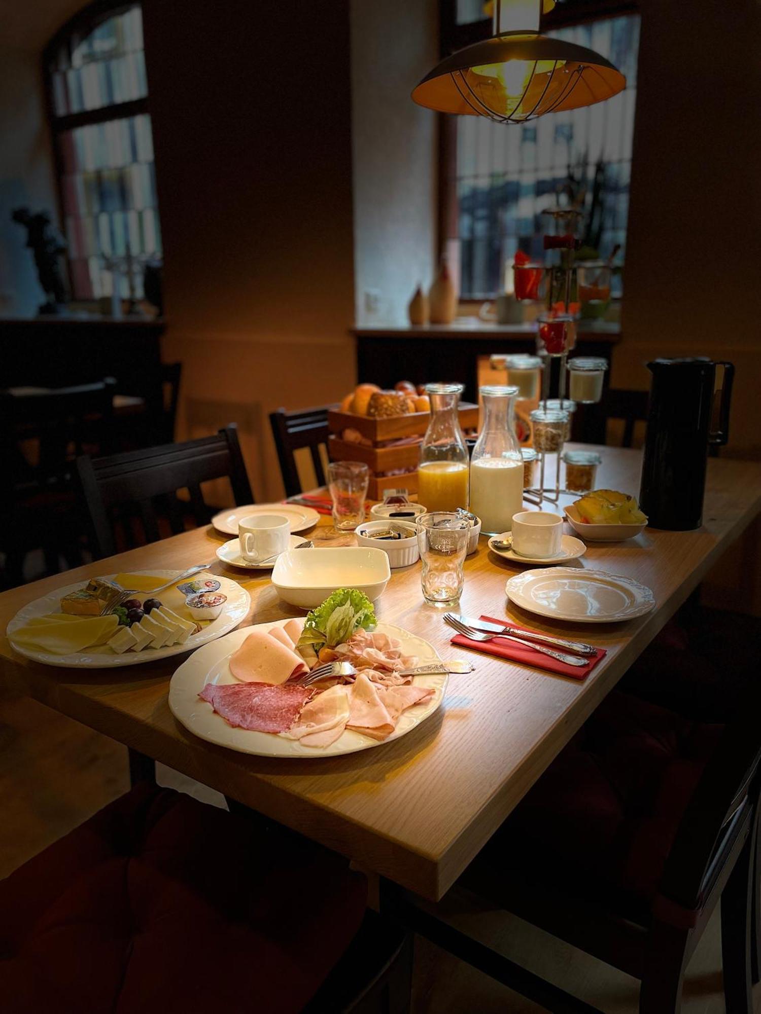 Ratskeller Hotel & Restaurant Krov Ngoại thất bức ảnh