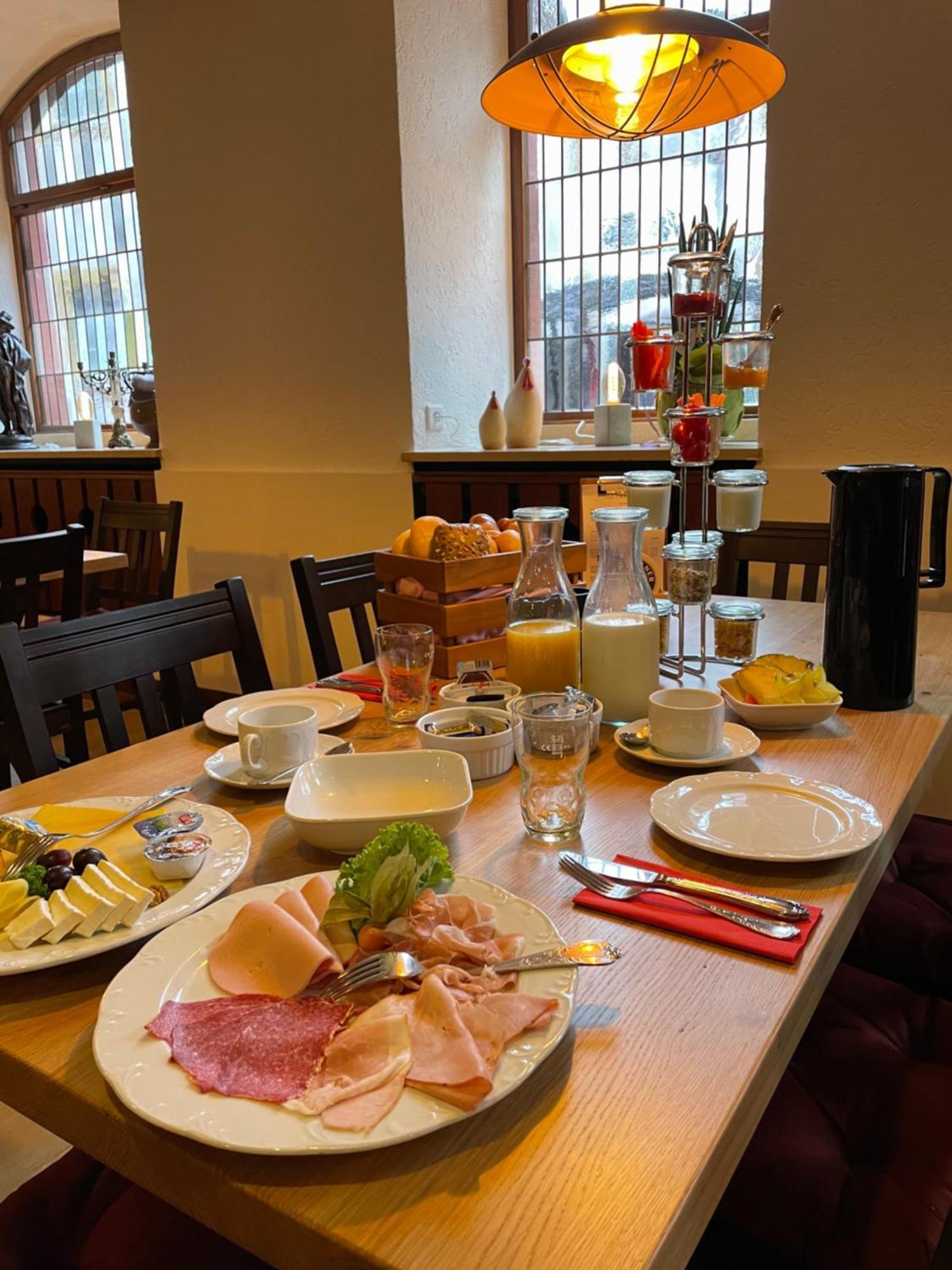 Ratskeller Hotel & Restaurant Krov Ngoại thất bức ảnh